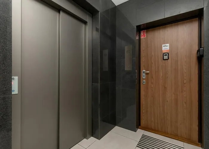 Swietej Barbary Bright Next To Granary Island By Renters *